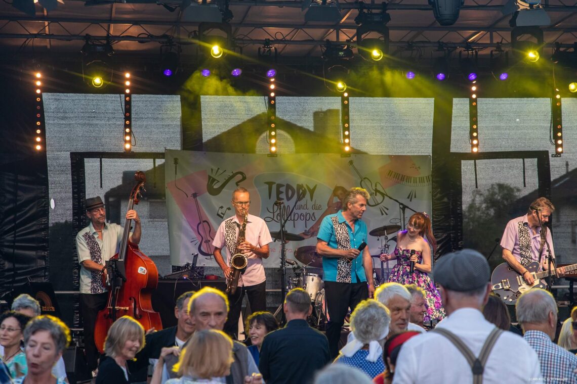 Band spielt live auf großer Bühne bei Oldie NIght Bad Aibling