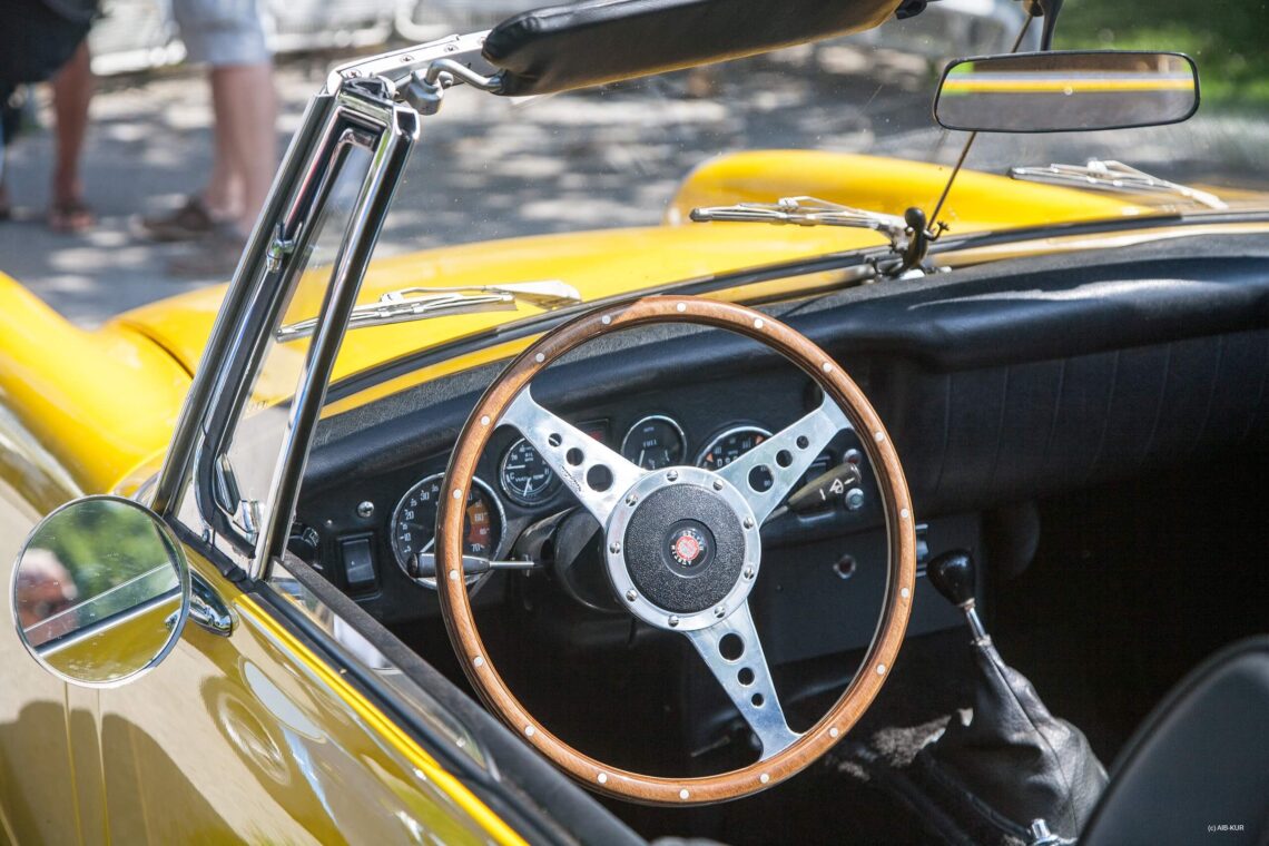 Cockpit mit Lenkrad eines gelben Oldtimer Cabrio